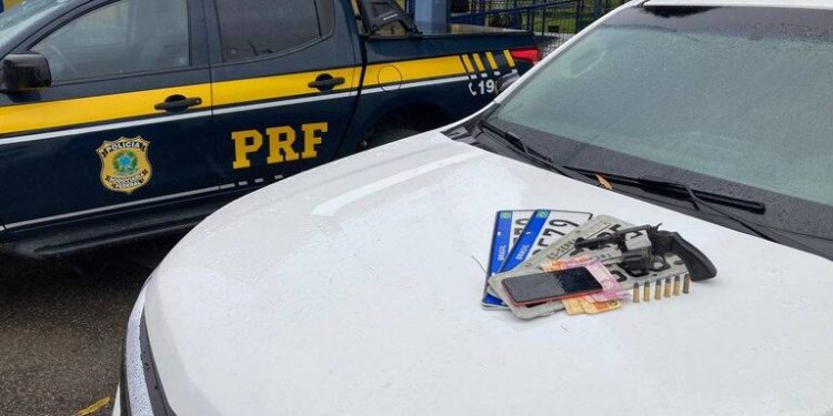 PRF recupera veículo roubado e apreende arma de fogo, em Linhares