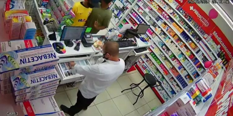 Farmácia é alvo de assalto no centro de Linhares