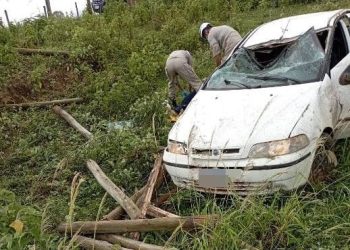 Automóvel tomba fora da pista na rodovia que liga Linhares a Rio Bananal