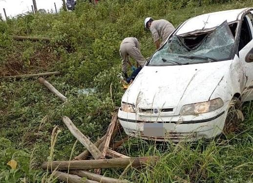 Automóvel tomba fora da pista na rodovia que liga Linhares a Rio Bananal