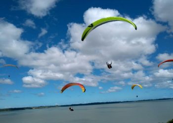 Mais de 100 pilotos de voo livre vão participar da 4ª Revoada da Lagoa Juparanã no próximo domingo(16)