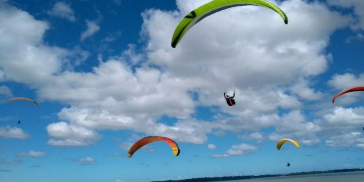 Mais de 100 pilotos de voo livre vão participar da 4ª Revoada da Lagoa Juparanã no próximo domingo(16)