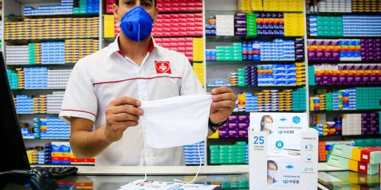 Após onda de Covid-19 e gripe, dispara venda de máscaras nas farmácias de Linhares