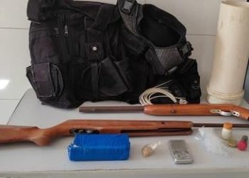 Polícia Militar apreende armas e droga dentro de uma casa na Baixada do Rio Pequeno