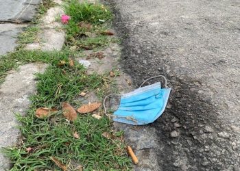 Máscaras seguem sendo descartadas irregularmente pelas ruas de Linhares