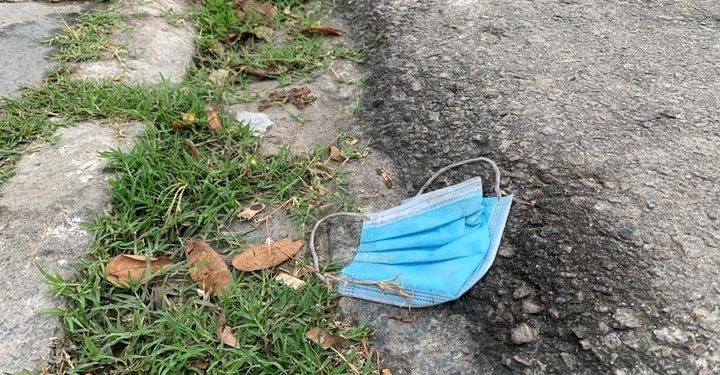 Máscaras seguem sendo descartadas irregularmente pelas ruas de Linhares