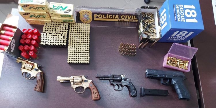 Polícia Civil prende homem e apreende armas, no bairro Três Barras