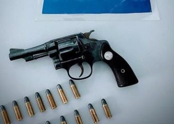 Dupla com arma e munições em carro é presa pela PM no bairro Movelar