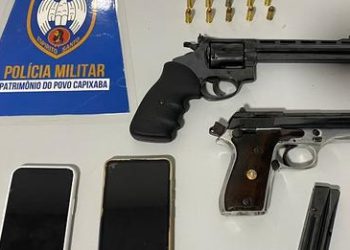 Dupla é flagrada com armas e munições dentro de carro, no bairro Três Barras