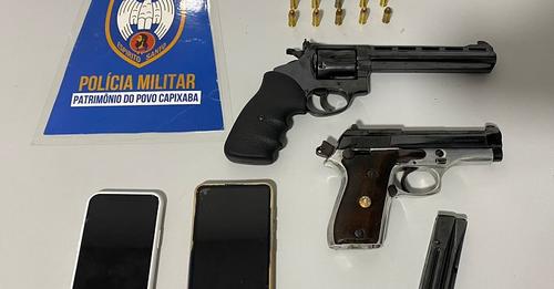 Dupla é flagrada com armas e munições dentro de carro, no bairro Três Barras