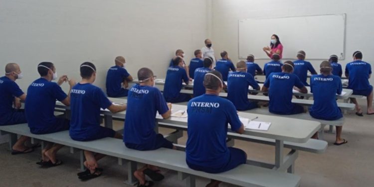 300 vagas para cursos de qualificação no sistema prisional do Estado. Internos de Linhares participam das aulas