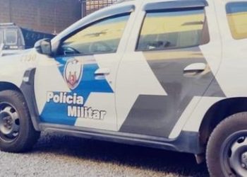 Após abordagem, PM descobre mandado e prende jovem de 21 anos, no bairro Aviso