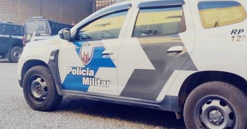 Após abordagem, PM descobre mandado e prende jovem de 21 anos, no bairro Aviso