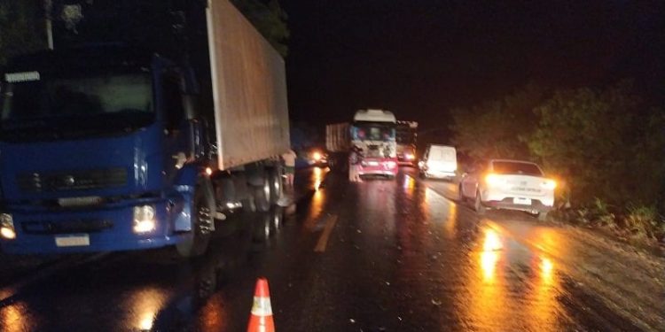 Caminhão com placas de Linhares se envolve em acidente na BR-101, na Bahia