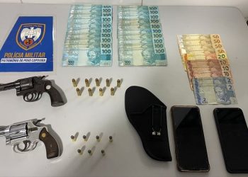 Dupla é presa com armas, munições e mais de R$ 2 mil dentro de carro, em Sooretama