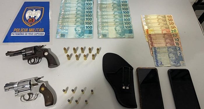 Dupla é presa com armas, munições e mais de R$ 2 mil dentro de carro, em Sooretama