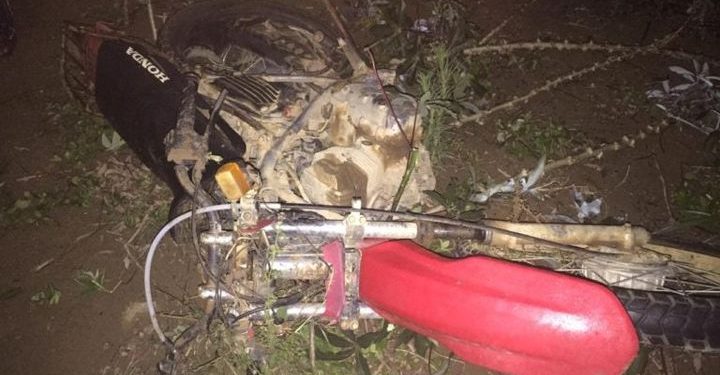 Casal morre em colisão de moto com carro na rodovia Roberto Calmon
