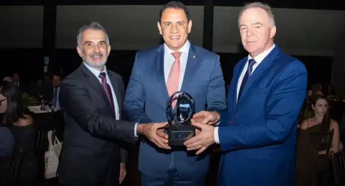 Deputado Da Vitória recebe prêmio Personalidade do Comércio Exterior do Espírito Santo