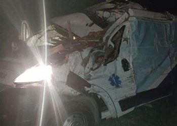Ambulância da Prefeitura de Linhares se envolve em acidente na BR-101, em Assombro (Aracruz)