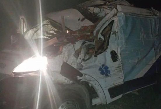 Ambulância da Prefeitura de Linhares se envolve em acidente na BR-101, em Assombro (Aracruz)