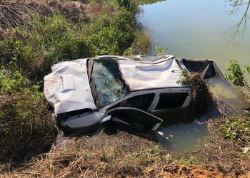 Casal de idosos fica ferido após carro cair em represa, em Rio Bananal