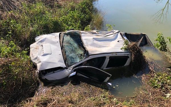 Casal de idosos fica ferido após carro cair em represa, em Rio Bananal