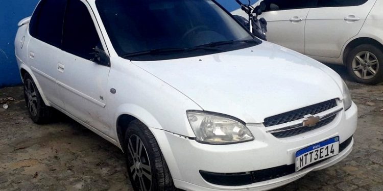 Carro roubado em Linhares é recuperado pela PM em Teixeira de Freitas(BA)