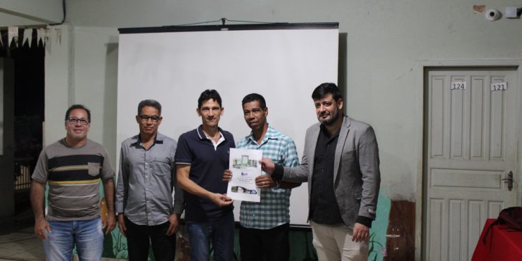 João Neiva: moradores de Cristal recebem títulos de propriedade dos imóveis