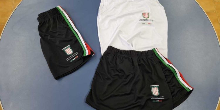 João Neiva entrega uniformes para alunos da rede municipal