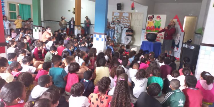 Projeto Kombiteca realiza mais uma apresentação em escola de Jaguaré