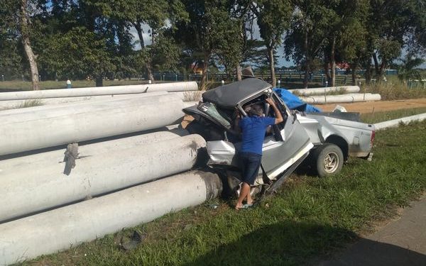 Motorista morre após bater em postes às margens da estrada do Pontal do Ipiranga