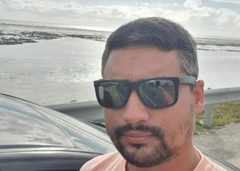 Homem morre imprensado entre caminhão e carro na BR-101, em Linhares