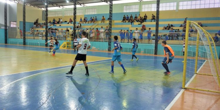 Equipe Sub-15 de futsal de Jaguaré conquista título regional da categoria