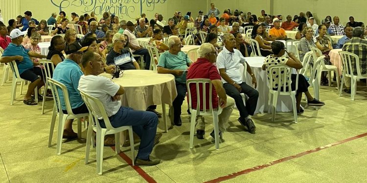 Prefeitura de Jaguaré encerra Semana do Idoso com festa para idosos