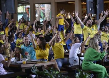 Torcida em Linhares comemora goleada do Brasil contra Coreia