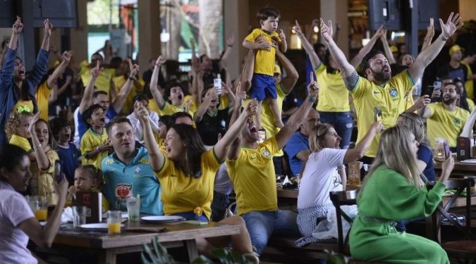 Torcida em Linhares comemora goleada do Brasil contra Coreia