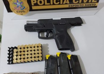 Blogueira é presa por porte ilegal de arma de fogo em Linhares
