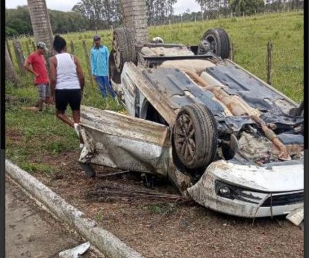Capotamento de carro mata adolescente na estrada do Guaxe, em Linhares