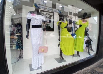 Consumidores movimentam comércio de Linhares em busca de roupas para o Ano Novo