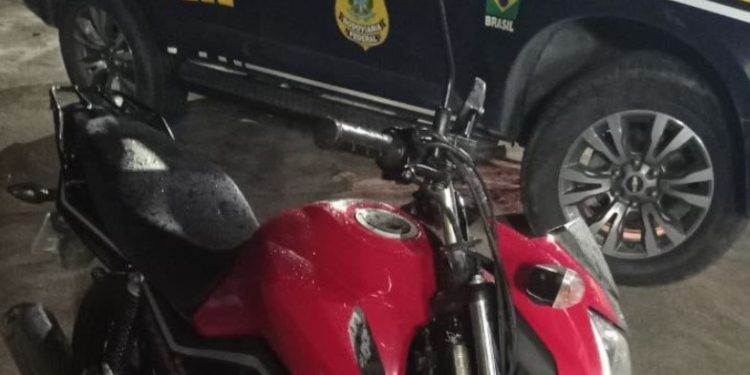 Moto roubada em Vitória é apreendida durante fiscalização na BR-101, em Linhares