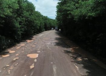 Rodovia que liga Linhares a Colatina: buraco prá todo lado. Motoristas reclamam da situação