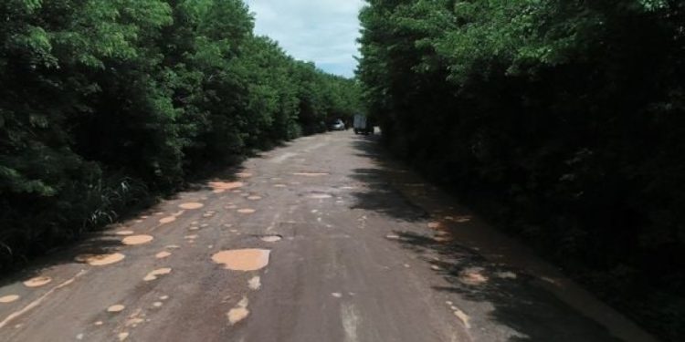 Rodovia que liga Linhares a Colatina: buraco prá todo lado. Motoristas reclamam da situação