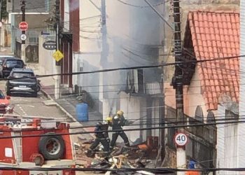 Incêndio destrói prédio abandonado em Linhares