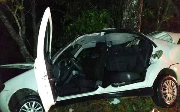 Colisão de carro em árvore mata mulher e deixa dois feridos em Aracruz