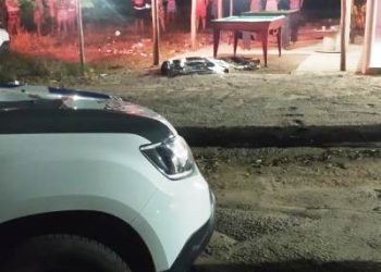 Homem é morto a tiros em bar por condutor de moto, em Chapadão do 15