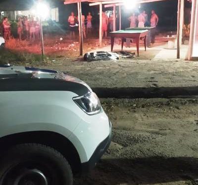Homem é morto a tiros em bar por condutor de moto, em Chapadão do 15