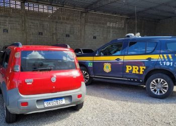 Dupla em carro roubado tenta fugir, mas é presa pela PRF em Linhares