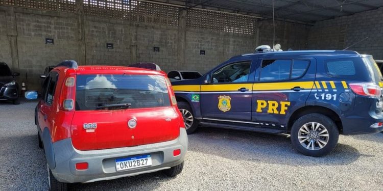 Dupla em carro roubado tenta fugir, mas é presa pela PRF em Linhares