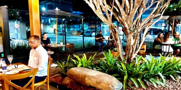 Tem música ao vivo no Casarão Petiscaria e Restaurante, no Araçá, nesta sexta(24) e sábado(25)? Tem sim, sinhô!