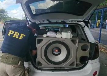 PRF apreende drogas escondidas em porta-malas de carro na BR-101, em Linhares